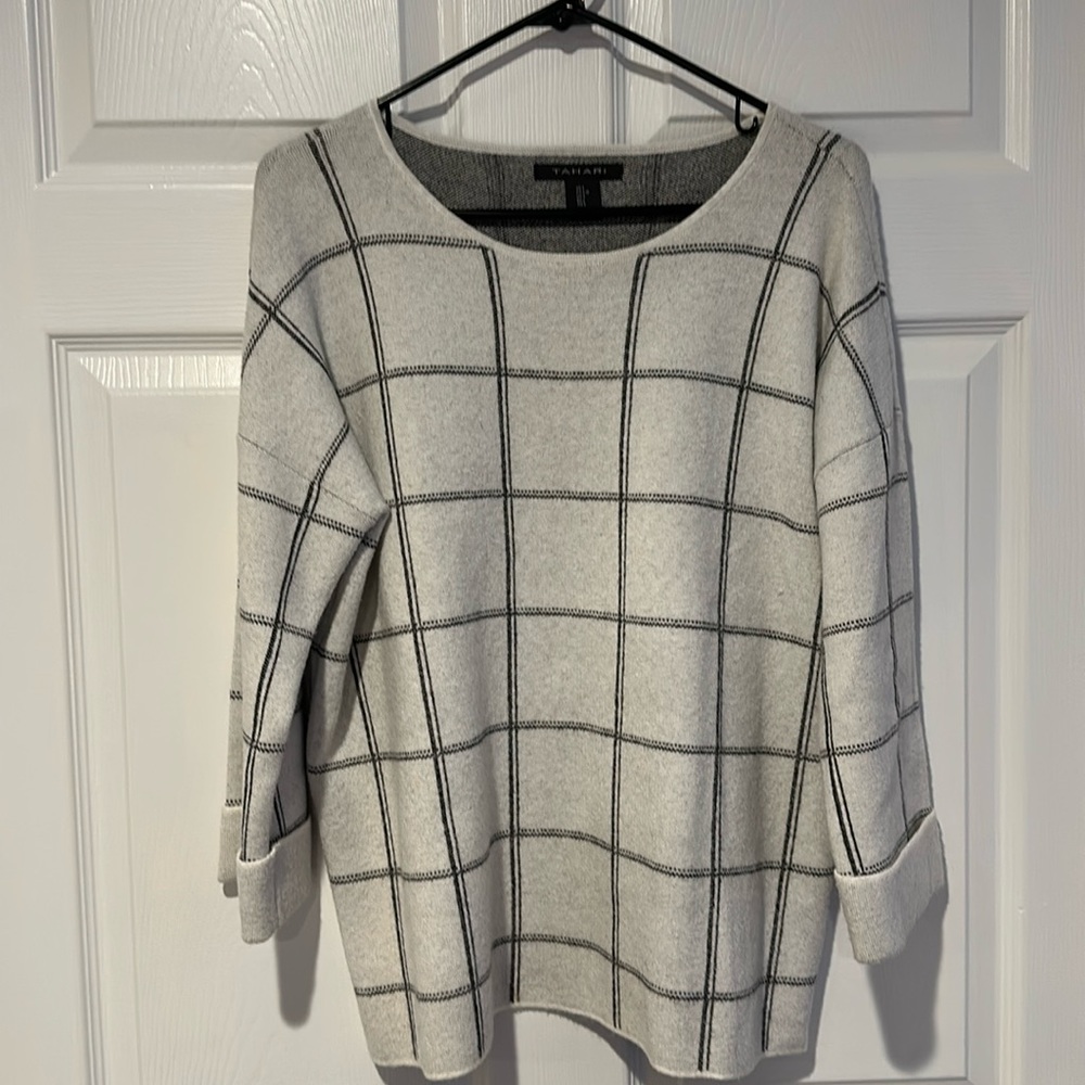 Women’s Tahari Light Gray & Black Windowpane Sweater w/ Cuffed Sleeve- Large